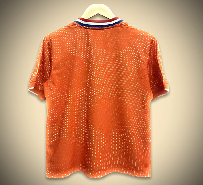 MAILLOTPAYSBASDOMICILE24dos.jpg Nederländerna Hemmatröja 2025 från sidan