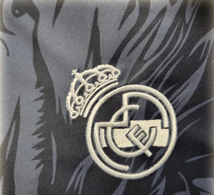 Tunique de supporter Real Madrid design dragon rouge sur fond noir collection 2024 2025