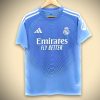 MAILLOTREALMADRID2425prematchavant-1.jpg Tröja Real Madrid Matchdag-utgåva Blå 2025-2026 framifrån