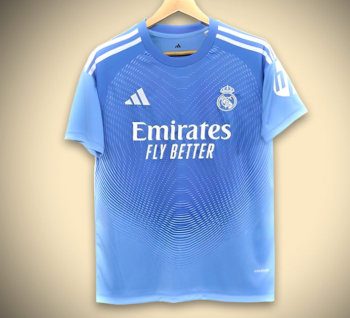 MAILLOTREALMADRID2425prematchavant-1.jpg Tröja Real Madrid Matchdag-utgåva Blå 2025-2026 framifrån