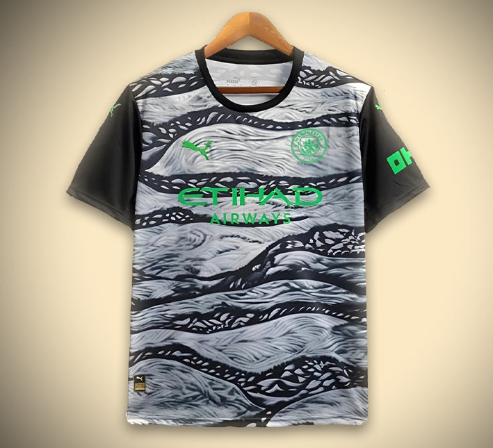 maillot-de-foot-manchester-city-coloris-noir-et-gris-coupe-sportive Fotbollströja Manchester City färg svart och grå sportig passform