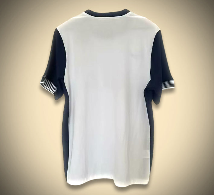 Maillottottenhamdomiciledos.jpg Tottenham hemmatröja 2025-2026 från sidan
