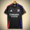maillotOLEXTERIEUR-1.jpg Olympique Lyonnais Bortatröja 2024-2025 sedd framifrån