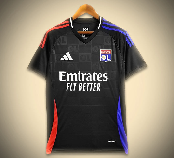 maillotOLEXTERIEUR-1.jpg Olympique Lyonnais Bortatröja 2024-2025 sedd framifrån