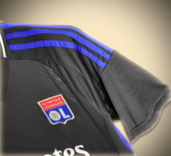 maillotOLEXTERIEURLOGO.jpg Olympique Lyonnais Bortatröja 2024-2025 tygdetalj
