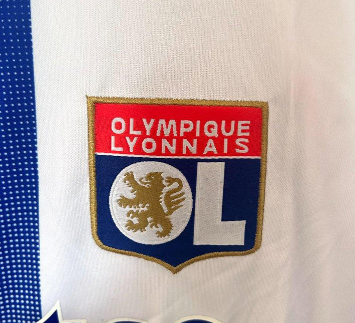 maillotOLdomicileLOGO.jpg Maillot Olympique Lyonnais Domicile 2024-2025 detail tissu