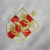 maillotangleterrecommablanclogo.jpg Maillot Concept Angleterre Édition Comma Blanc 2024 vue de profil