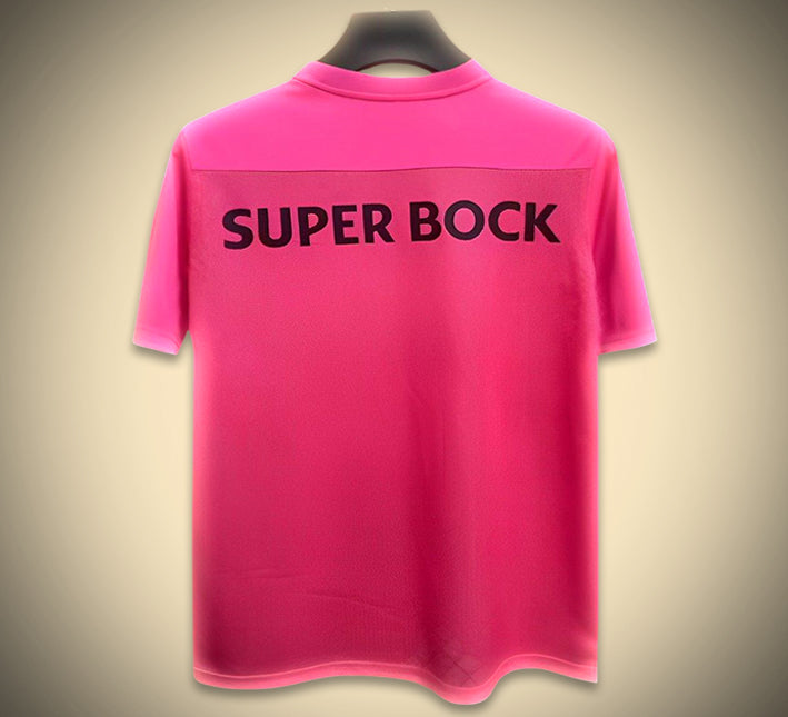 maillot-de-football-sporting-cp-concept-rose-edition-saison-2425 Fotbollströja Sporting CP koncept rosa upplaga säsong 2425