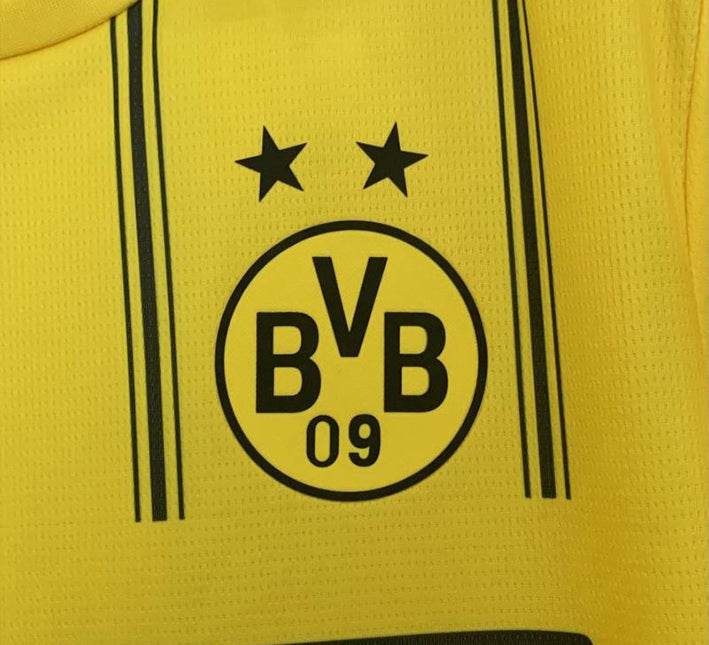 maillotbvbonepiecelogo.jpg Konceptfotbollströja Borussia Dortmund One Piece Edition 2025-2026 från sidan