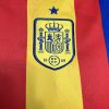 maillotespagneeurologo.jpg Spanien uppvärmningströja EM 2024 från sidan