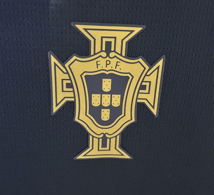 maillotportugalblueconceptlogo_11f2dc9043e644428fbfefa8be9e6736.jpg Portugal Träningströja Marinblå 2024-2025 från sidan