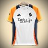 Real Madrid träningströja inför match 2024-2025 sedd framifrån