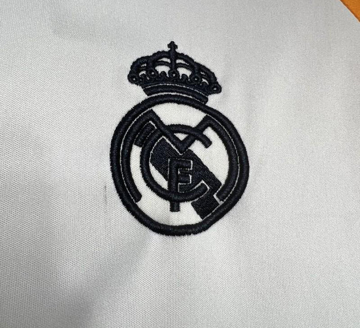 Real Madrid träningströja inför match 2024-2025 sedd från sidan
