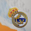 maillotrealmadridentrainementlogo.jpg Real Madrid uppvärmningströja 2024-2025 tygdetalj