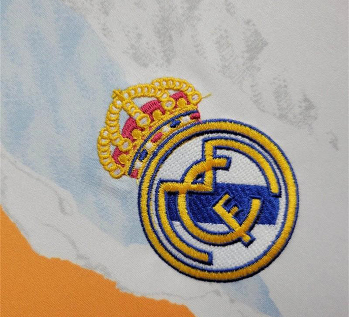 maillotrealmadridentrainementlogo.jpg Real Madrid uppvärmningströja 2024-2025 tygdetalj
