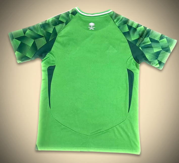 maillotsaudidomiciledos.jpg Saudiarabien hemmatröja 2024-2025 sedd från sidan