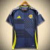maillotscotlanddomicile-1.jpg Skottland hemmatröja 2024 sedd framifrån