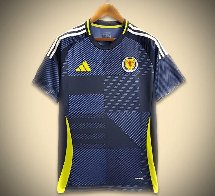 maillotscotlanddomicile-1.jpg Skottland hemmatröja 2024 sedd framifrån