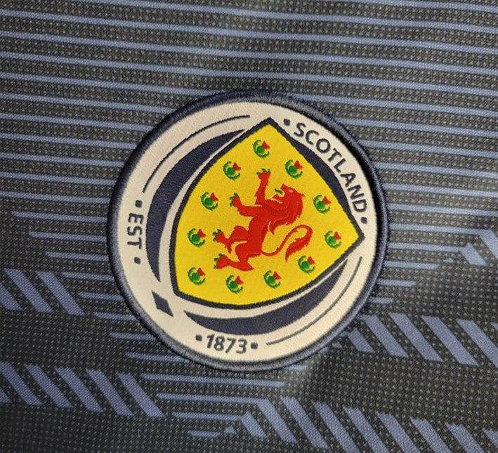 maillotscotlanddomicilelogo.jpg Skottland hemmatröja 2024 tygdetalj