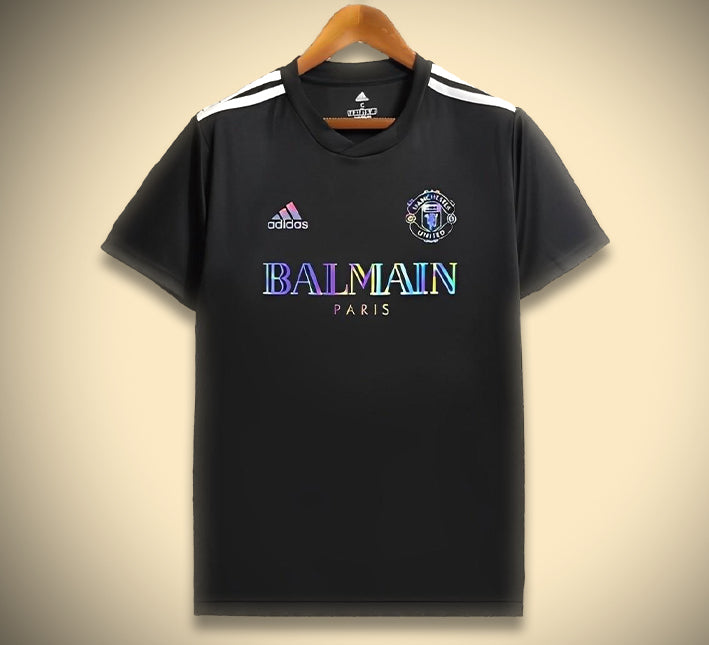 maillot-de-foot-manchester-united-collection-balmain-tenue-supporter-elegante Fotbollströja Manchester United Balmain-kollektion elegant supporterställ