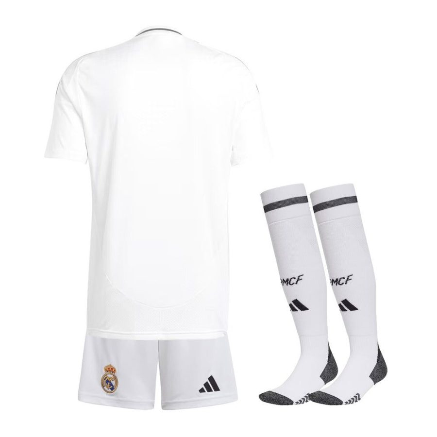 ensemble-maillot-enfant-real-madrid-domicile-saison-2024-2025-avec-short Barnset Real Madrid hemmatröja säsong 2024 2025 med shorts