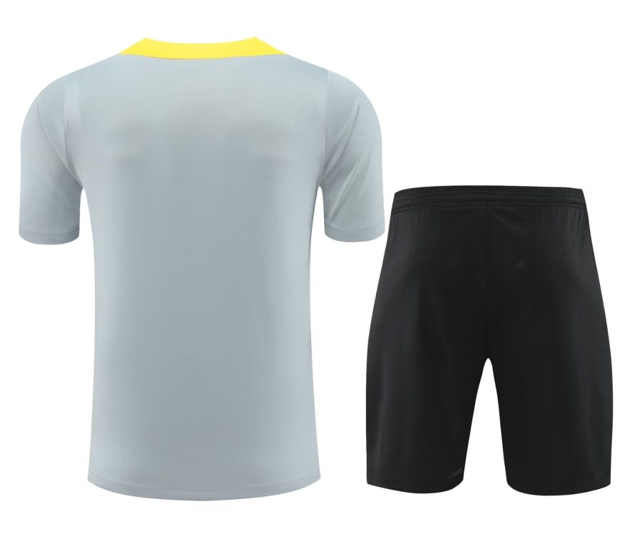 ensemble-maillot-et-short-liverpool-saison-2024-2025-tenue-domicile-rouge Set med tröja och shorts Liverpool säsongen 2024 2025 röd hemmatröja