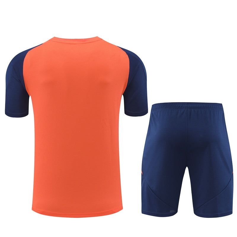 ensemble-maillot-et-short-manchester-united-saison-2024-2025 Matchställ Manchester United säsong 2024 2025 med tröja och shorts