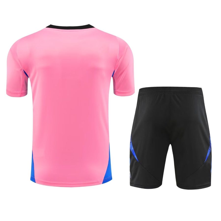 Set med Manchester United tröja och shorts säsongen 2024 2025