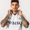 jersey-de-foot-ssc-napoli-version-exterieur-2024-2025-avec-ecusson-du-club Jersey de foot SSC Napoli version extérieur 2024 2025 avec écusson du club