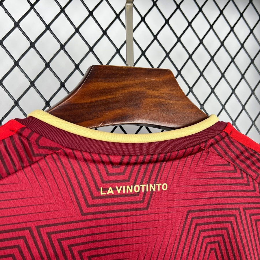 jersey-football-venezuela-domicile-saison-2026-rouge-bordeaux Venezuelansk fotbollshemmajersey säsongen 2026 rödvinröd