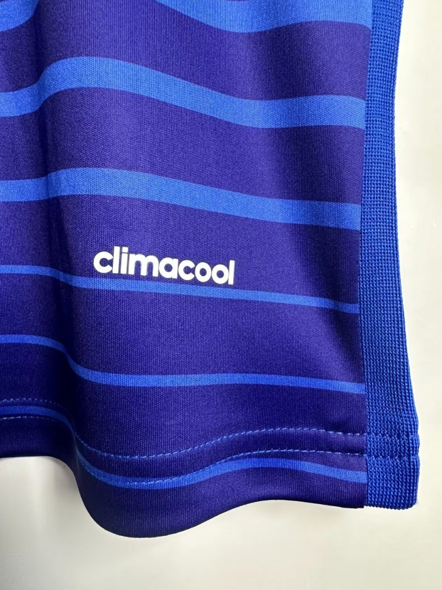 maillot-bleu-chelsea-fc-avec-ecusson-club-saison-2014-2015 Blå Chelsea FC tröja med klubbmärke säsongen 2014-2015