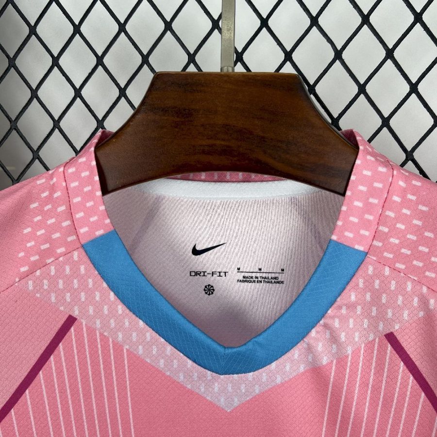 koncept rosa tröja från Paris Saint Germain säsong 2025 2026