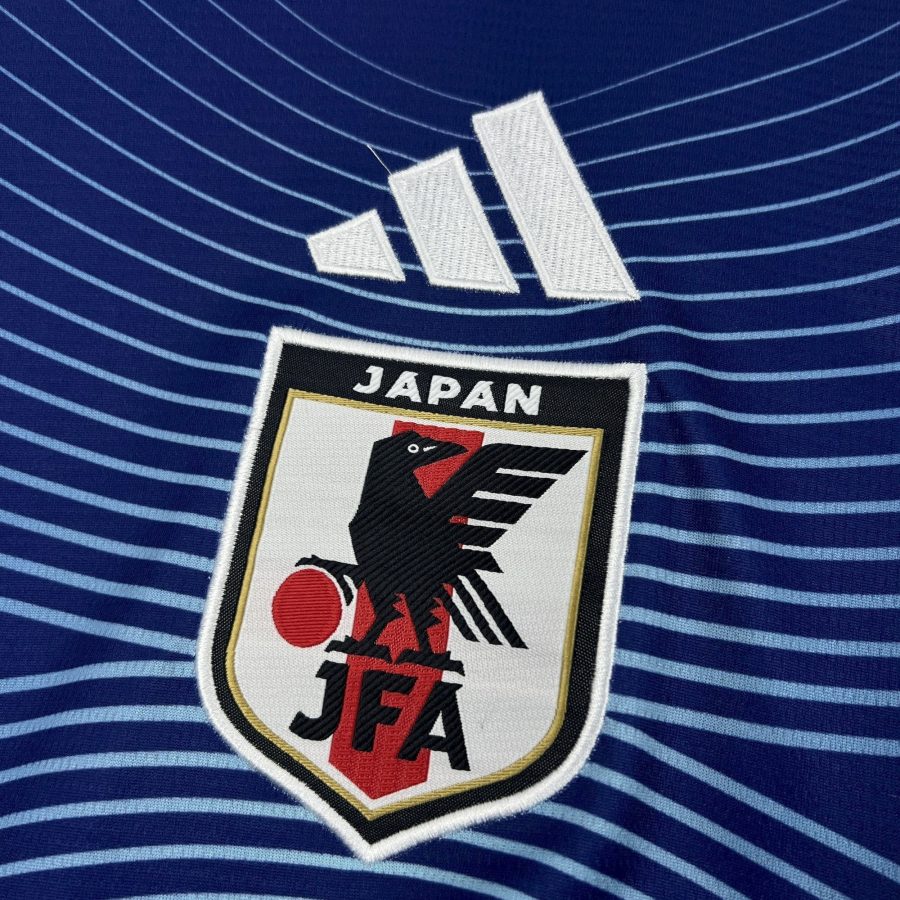 maillot-de-football-japon-domicile-2026-avec-blason-et-design-officiel Fotbollströja Japan hemma 2026 med emblem och officiell design
