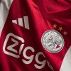 Hemmatröja Ajax Amsterdam säsong 2025 2026 röd och vit