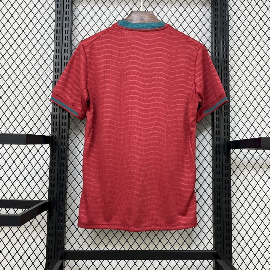 Maillot domicile du Portugal saison 2026 rouge et vert équipement officiel football