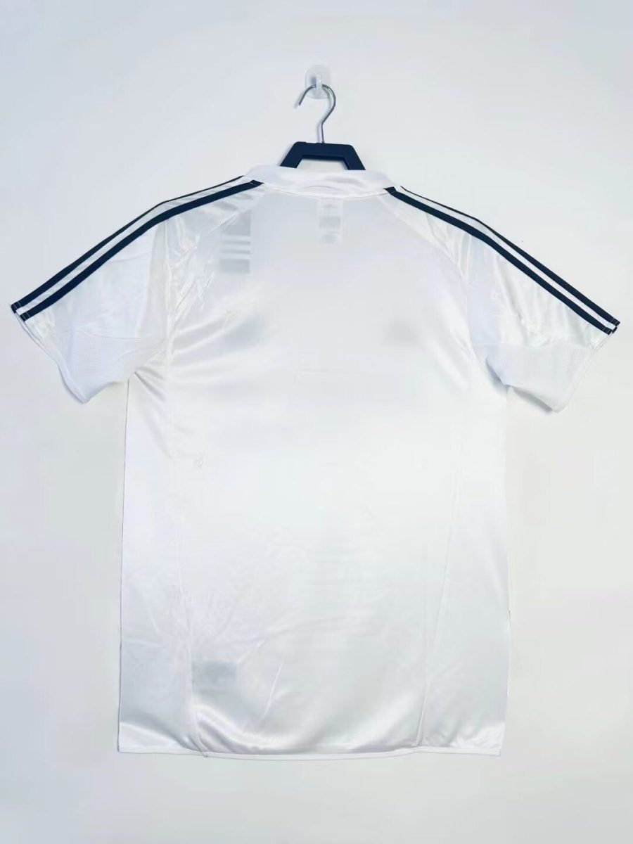 maillot-domicile-du-real-madrid-saison-deux-mille-quatre-a-deux-mille-cinq Maillot domicile du Real Madrid saison deux mille quatre à deux mille cinq