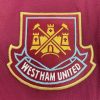 hemmatröja West Ham med klubbmärke och sponsor