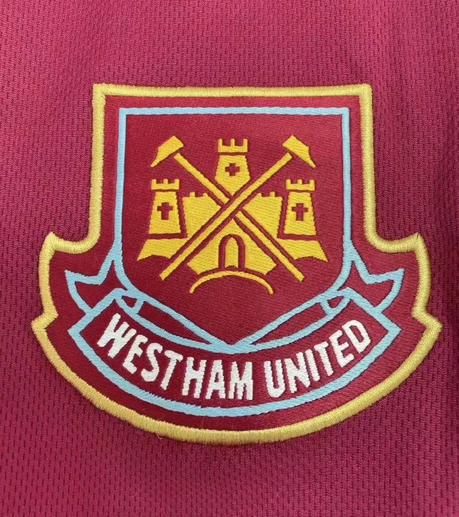 hemmatröja West Ham med klubbmärke och sponsor