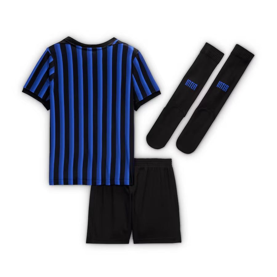 barntröja Inter Milan hemma säsong 2025 2026 med shorts och strumpor