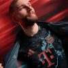 Bayern München bortatröja säsongen tvåtusentjugofyra tvåtusentjugofem Adidas