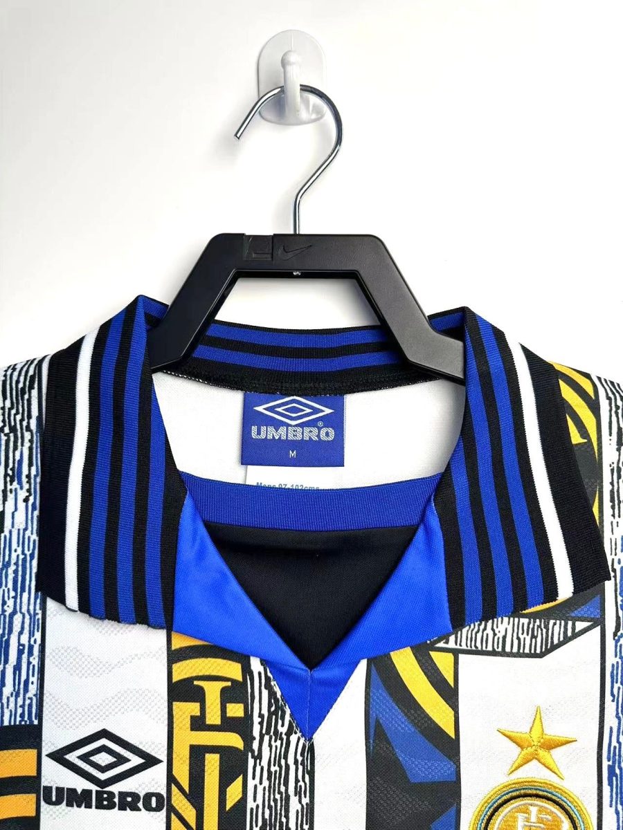 maillot-exterieur-inter-milan-saison-mille-neuf-cent-quatre-vingt-quinze-mille-neuf-cent-quatre-vingt-seize Bortatröja Inter Milan säsong nittonhundranittiofem nittonhundranittiosex