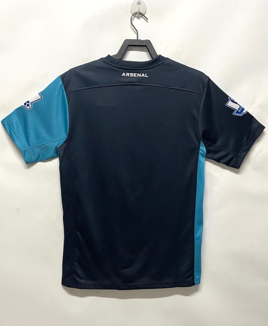 tenue-de-football-arsenal-a-l-exterieur-edition-deux-mille-onze-deux-mille-douze Fotbollsställ Arsenal borta utgåva 2011 2012
