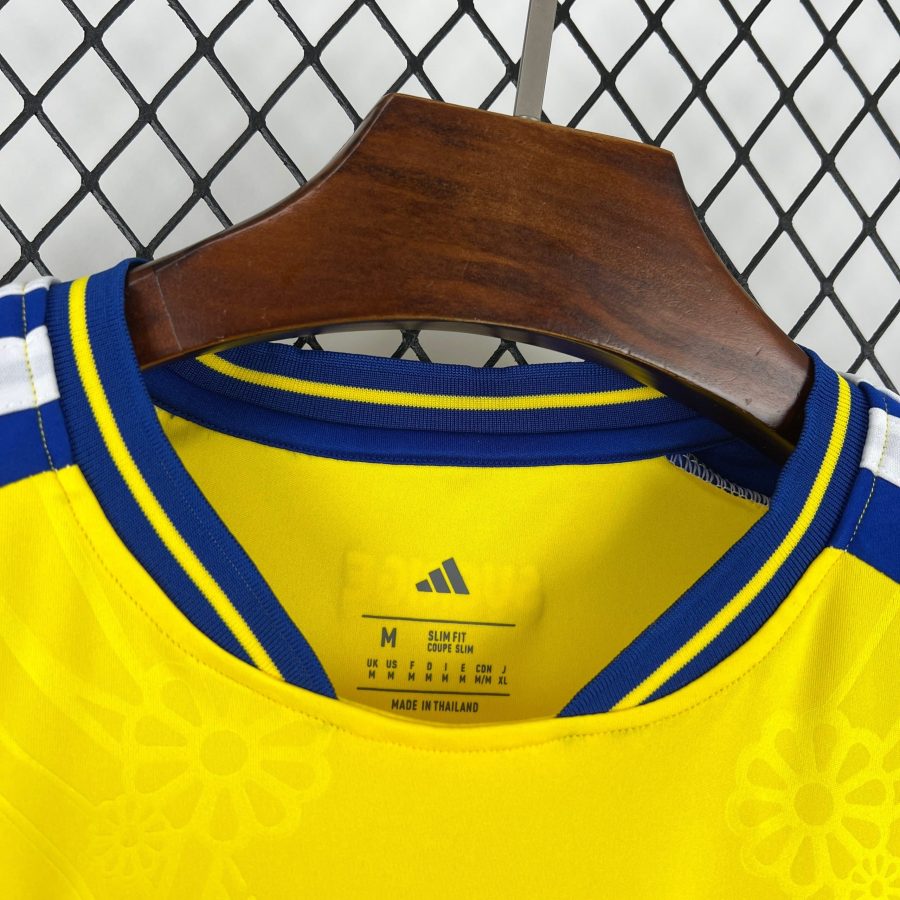 tenue-de-football-suedoise-a-domicile-2026-maillot-bleu-et-jaune tenue de football suédoise à domicile 2026 maillot bleu et jaune
