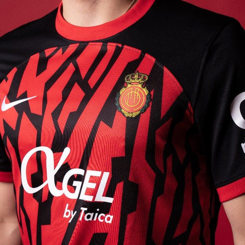RCD Mallorca hemmaställ röd och svart fotbollströja spansk