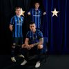 tenue-officielle-inter-milan-a-domicile-jersey-de-football-rayures-nerazzurri Officiell Inter Milan hemmatröja fotbollströja med nerazzurri-ränder