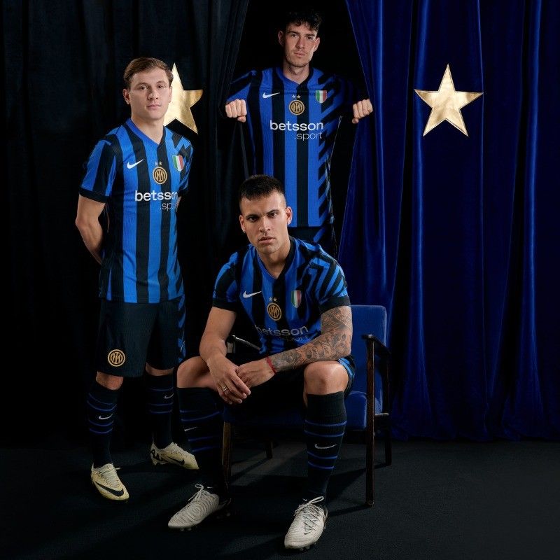 tenue-officielle-inter-milan-a-domicile-jersey-de-football-rayures-nerazzurri Officiell Inter Milan hemmatröja fotbollströja med nerazzurri-ränder