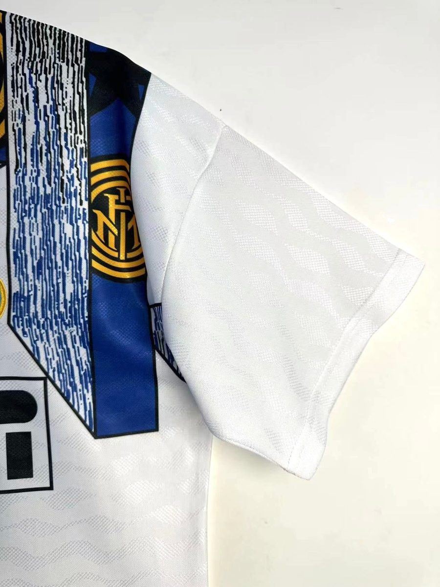 tenue-officielle-inter-milan-a-l-exterieur-style-vintage-saison-quatre-vingt-quinze-quatre-vingt-seize Officiellt Inter Milan bortaställ i vintage-stil säsong nittonhundranittiofem nittonhundranittiosex