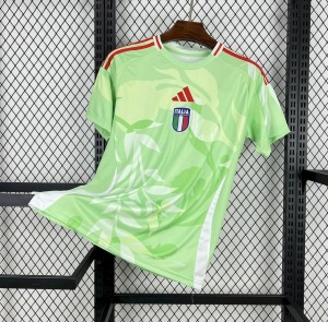 10017292-6607-4772-BB03-638F6EA34303.jpg Italien Concept fotbollströja 2025