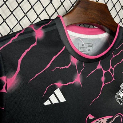 200056d1_540x_08a1f5d7-eff8-416f-ba6e-f06819ef0e41.jpg Real Madrid Svart Rosa Panther Fotbollströja 2024/25