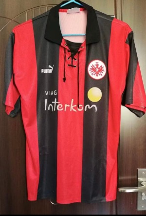 2C93D2F8-F018-4542-B930-C6EC38A560C6.jpg Fotbollströja Eintracht Frankfurt Hemma 1999/2000